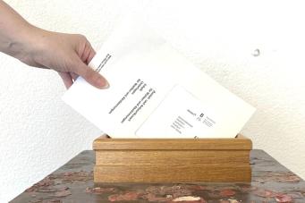 Einlage Stimm- und Wahlkuvert in Urne (Foto Norbert Bossart, WillisauerBote)